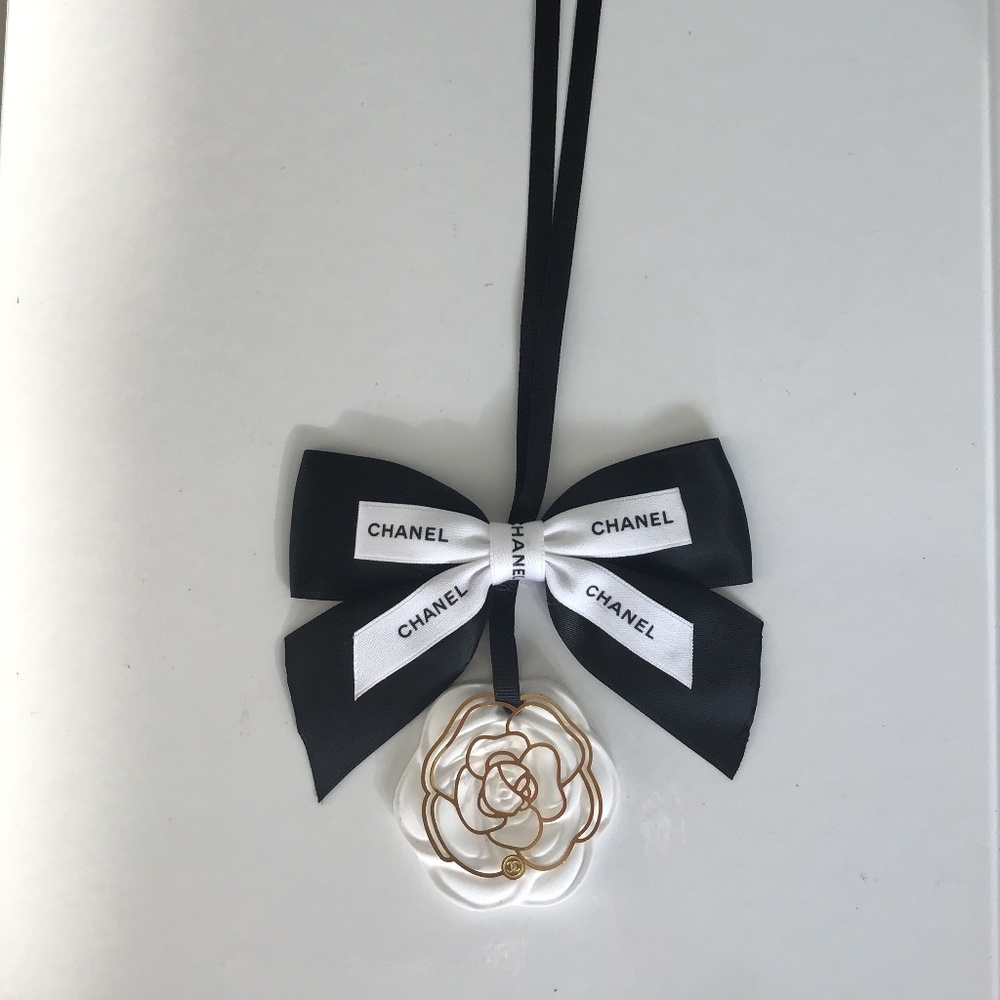 CHANEL black/white home/car diffuser + Chanel black/white shopping bag - Picture 3 of 8